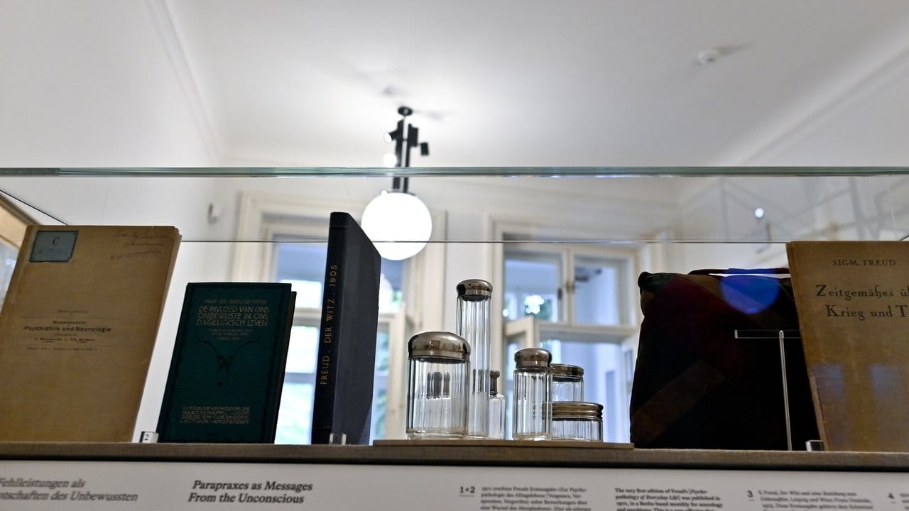 Bücher und Gebrauchsgegenstände in einem Regal. Bücher und Gebrauchsgegenstände in einem Regal.