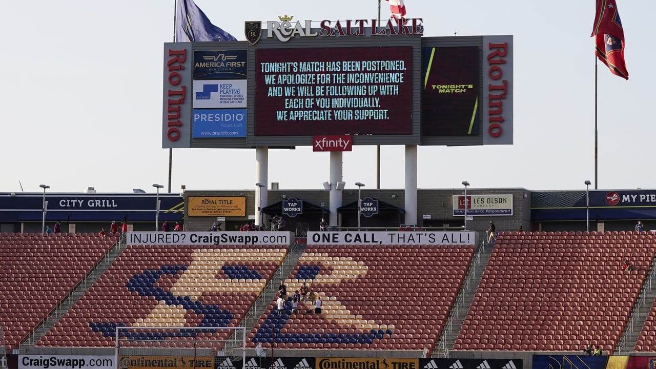 Die Spieler von Real Salt Lake und FC Los Angeles solidarisieren sich mit dem Boykott: Eine Anzeigetafel im Stadion informiert.