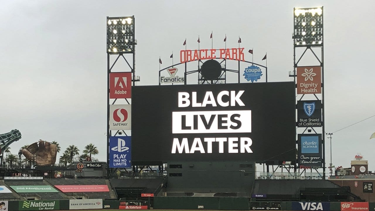 "Black Lives Matter" steht auf der Anzeigetafel im Oracle Park, nachdem das Baseballspiel zwischen den Los Angeles Dodgers und den San Francisco Giants abgesagt wurde.