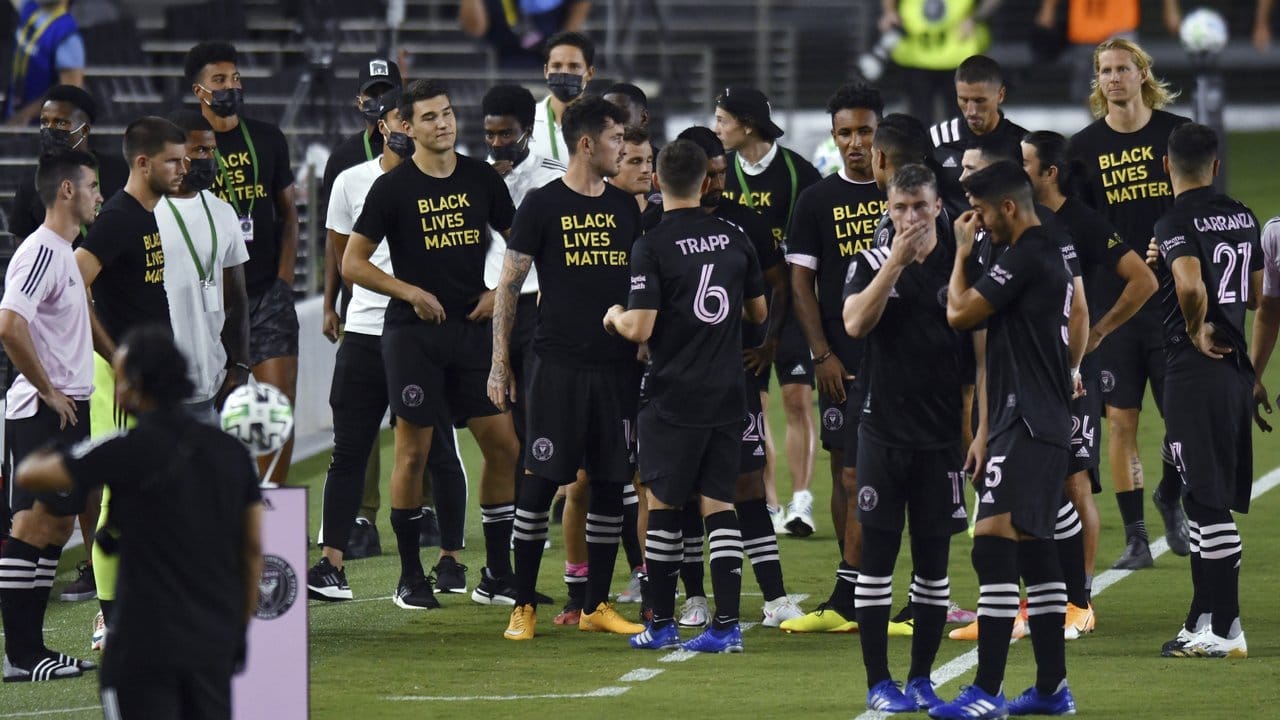 Die Spieler von Inter Miami versammeln sich während des abgesagten Spiels gegen Atlanta United in der MLS auf dem Platz.