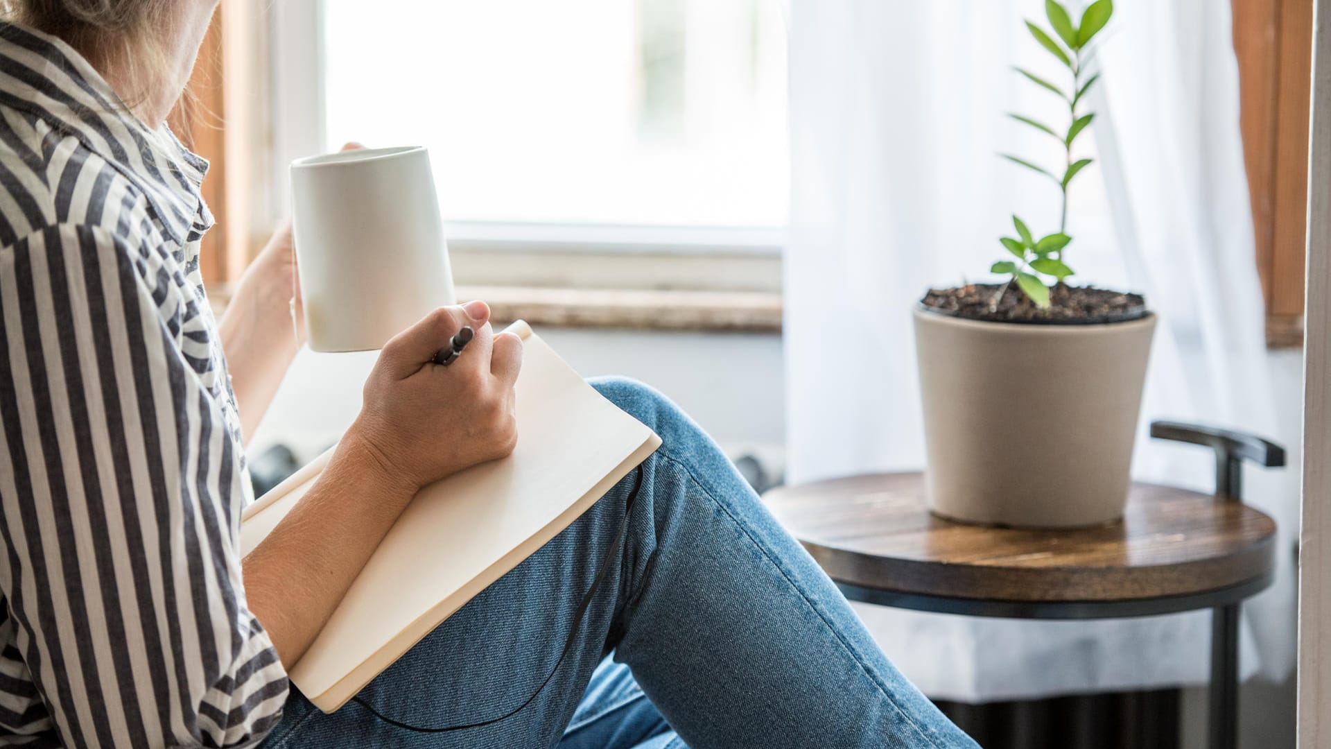 Tagebuch über Erfolge führen: Wenn Sie regelmäßig Ihre Erfolge, Stärken und Talente notieren, fördert das Ihr positives Selbstbild. Oft verdrängen unsichere Menschen ihre guten Eigenschaften, so dass die negativen zu sehr in den Vordergrund geraten.