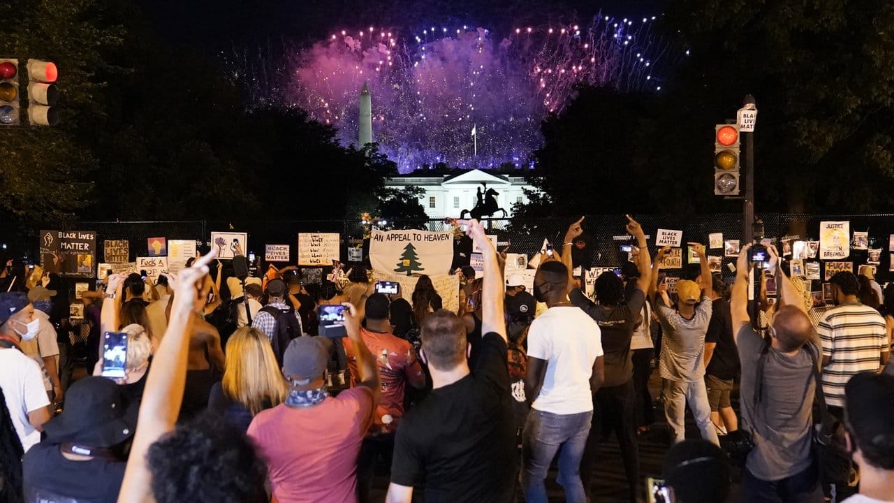 Demonstranten artikulieren ihren Unmut während eines Feuerwerks über dem Weißen Haus zum Abschluss der viertägigen Parteitages der Republikaner.