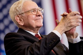 Warren Buffett wird weltweit als Investmentlegende verehrt. Seine Anhänger lieben den Selfmade-Multimilliardär aber nicht nur wegen seines Gespürs für große Deals, sondern auch für seine Bescheidenheit. Wir zeigen Bilder aus Buffetts außergewöhnlicher Karriere.