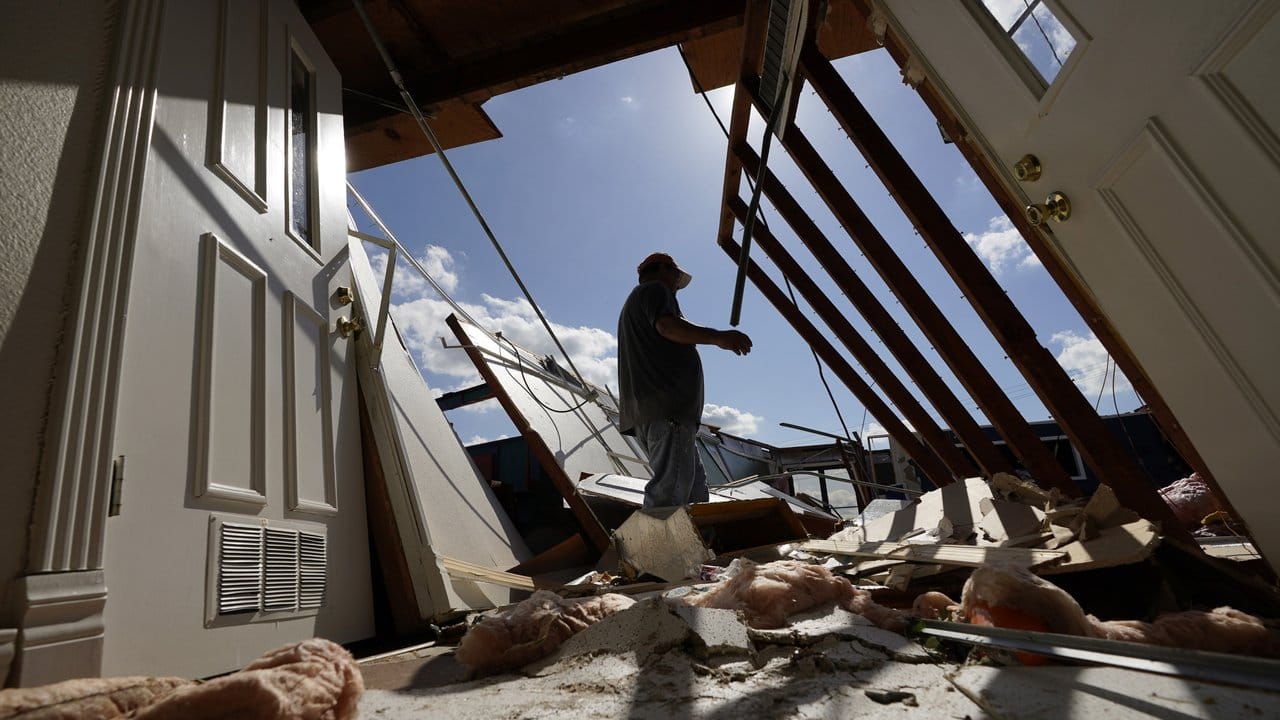 Das Dach einer Kirche in der US-Stadt Orange ist durch Hurrikan "Laura" zerstört worden.