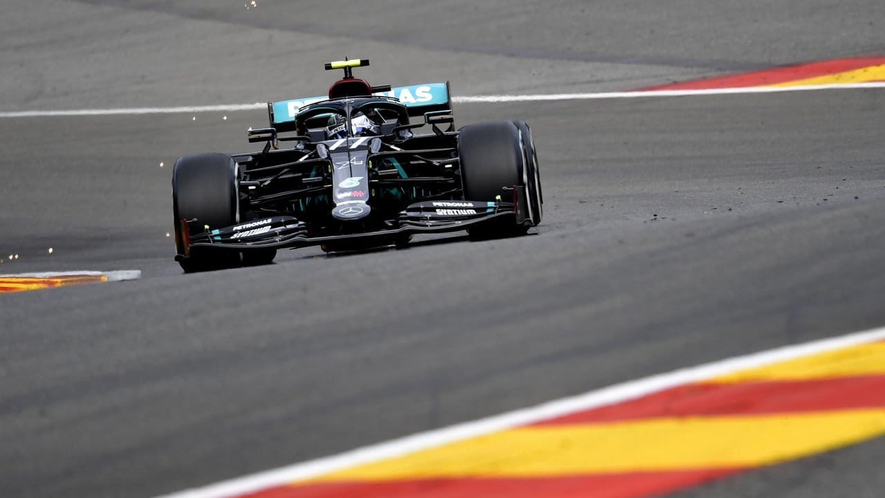 Mercedes-Pilot Valtteri Bottas rast über die Strecke in Spa-Francorchamps.