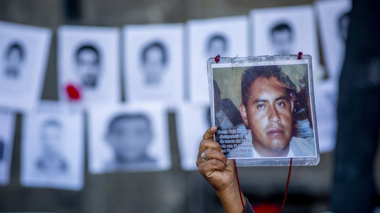 Ein Mexikaner zeigt das Bild seines 2009 verschwundenen Sohnes.