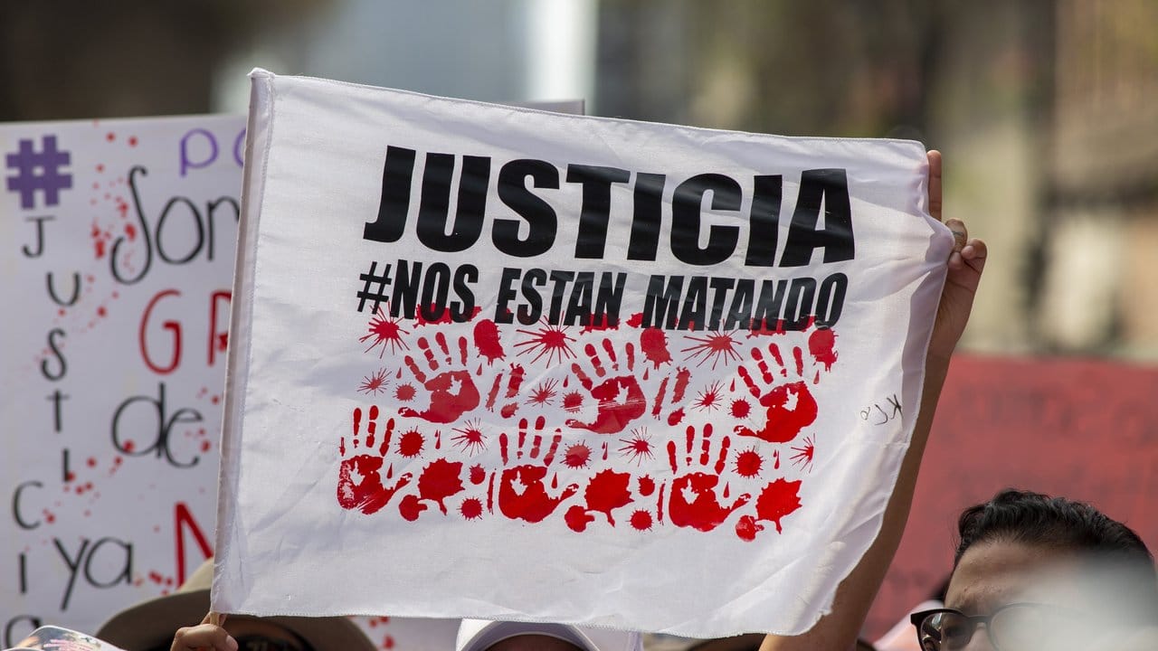 Eine Fahne mit der Aufschrift "Gerechtigkeit" während einer Demonstration in Mexiko-Stadt.
