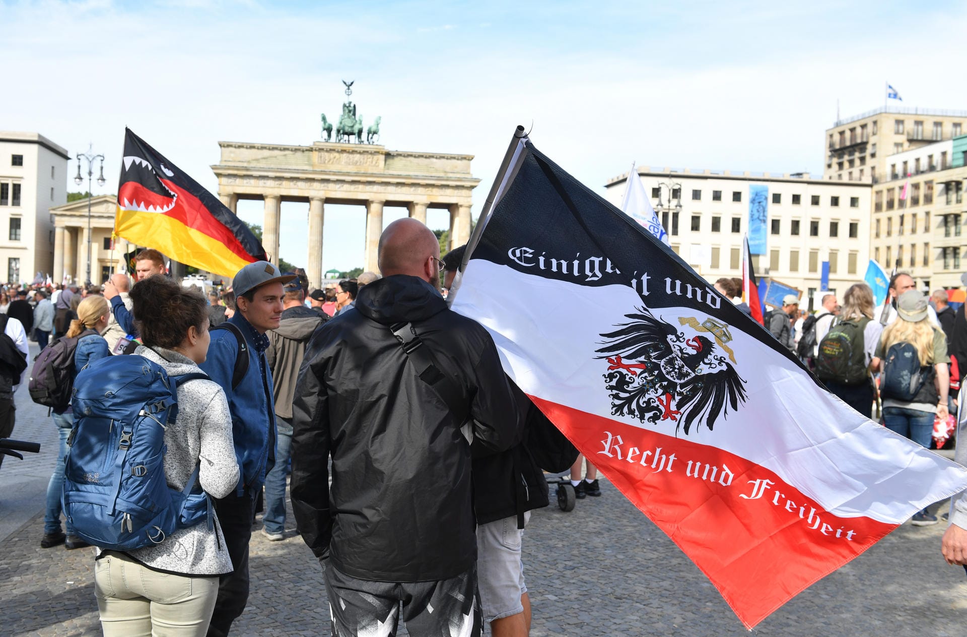 In Berlin protestieren Tausende Menschen gegen die Corona-Maßnahmen der Regierung. Bereits am Vormittag haben sich viele Menschen vor dem Brandenburger Tor versammelt.