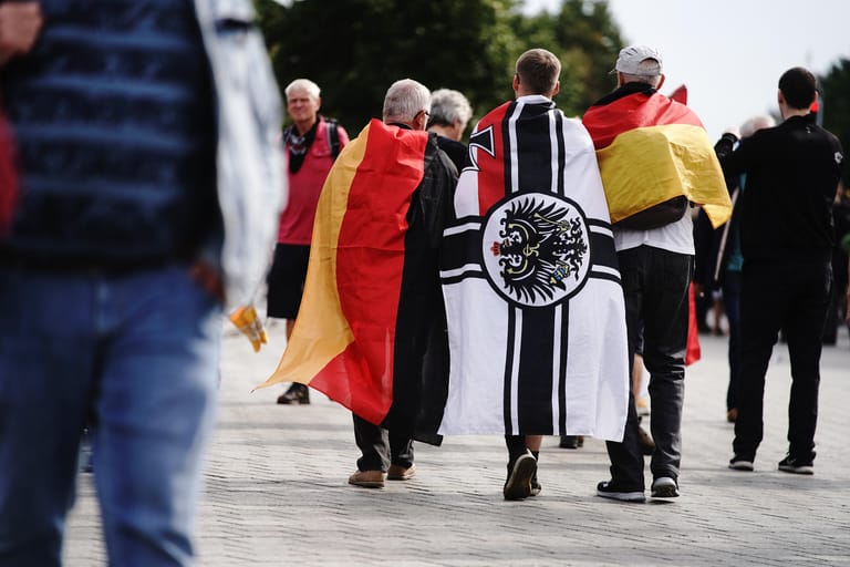 Teilnehmer gehüllt in Deutschland- und Reichsflaggen – einem Erkennungsmerkmal der extremen Rechten – sammelten sich am Vormittag zu einer Demonstration gegen die Corona-Maßnahmen.