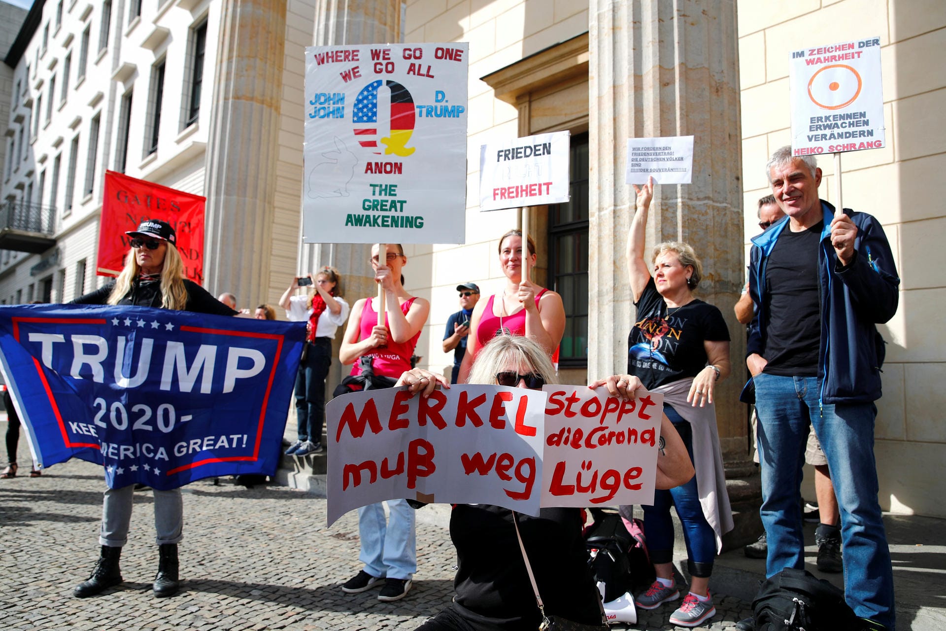 Demonstranten halten verschiedene Schilder hoch, manche fordern auch einen Friedensvertrag für Deutschland. Der Zwei-plus-Vier-Vertrag von 1990 wird als ein Friedensvertrag gewertet.