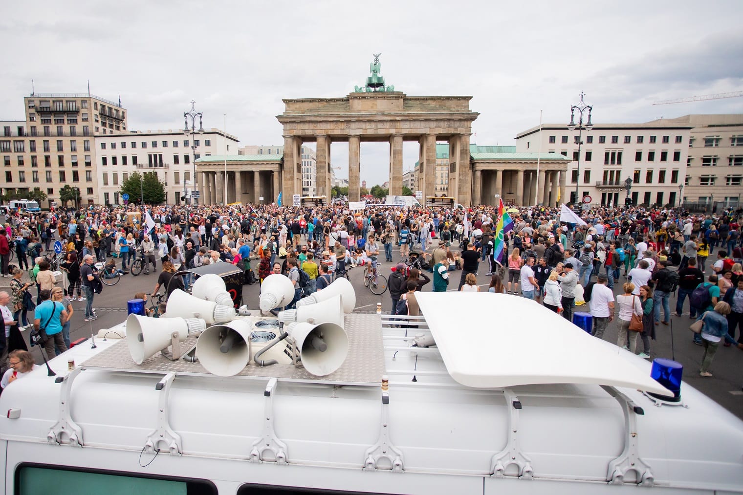 Bereits am Freitag hatten sich viele Menschen vor dem Brandenburger Tor versammelt.