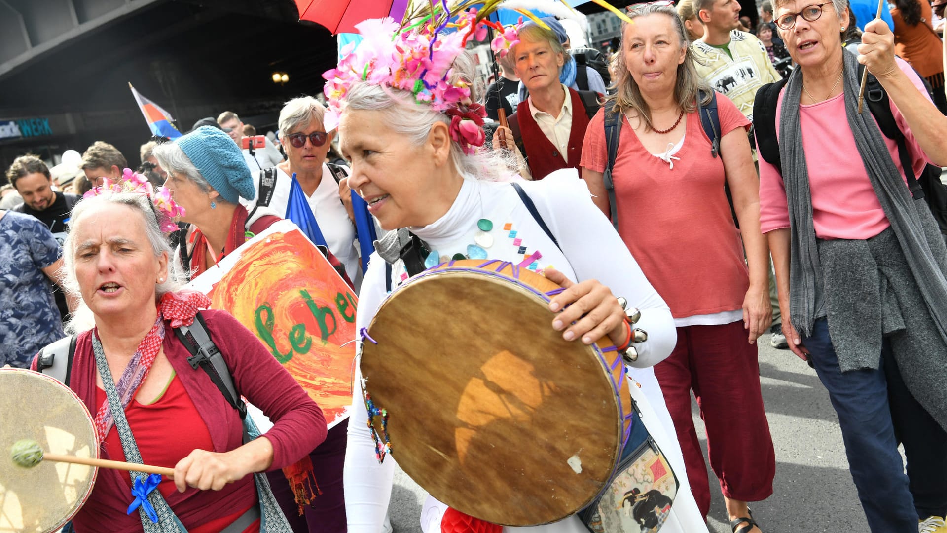 Eine Gruppe Frauen in der Friedrichstraße. Viele Demonstranten tragen keine Masken.