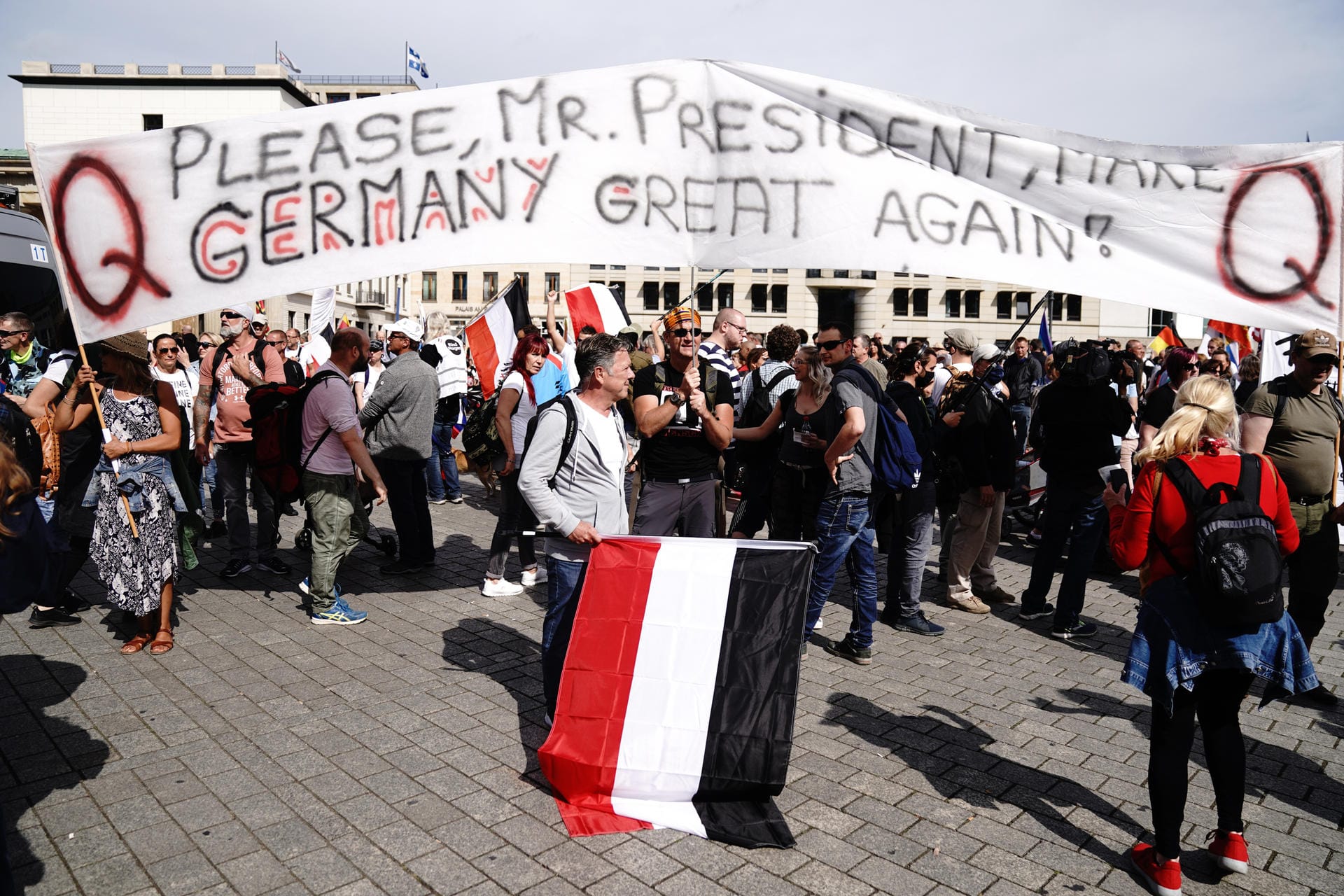 "Please, Mr. President, Make Germany Great Again!" – manche Demonstranten wünschen sich Unterstützung aus den USA. Bereits am Freitag hatten sich Menschen vor den Botschaften der USA und Russlands versammelt und einen Friedensvertrag gefordert.