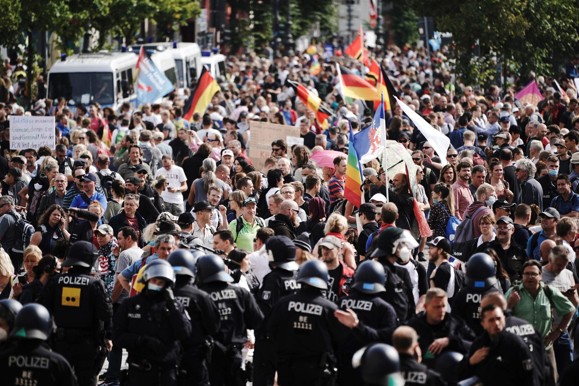In Berlin demonstrieren Tausende Menschen gegen die Corona-Maßnahmen der Regierung. Sehen Sie hier Eindrücke aus der Hauptstadt.