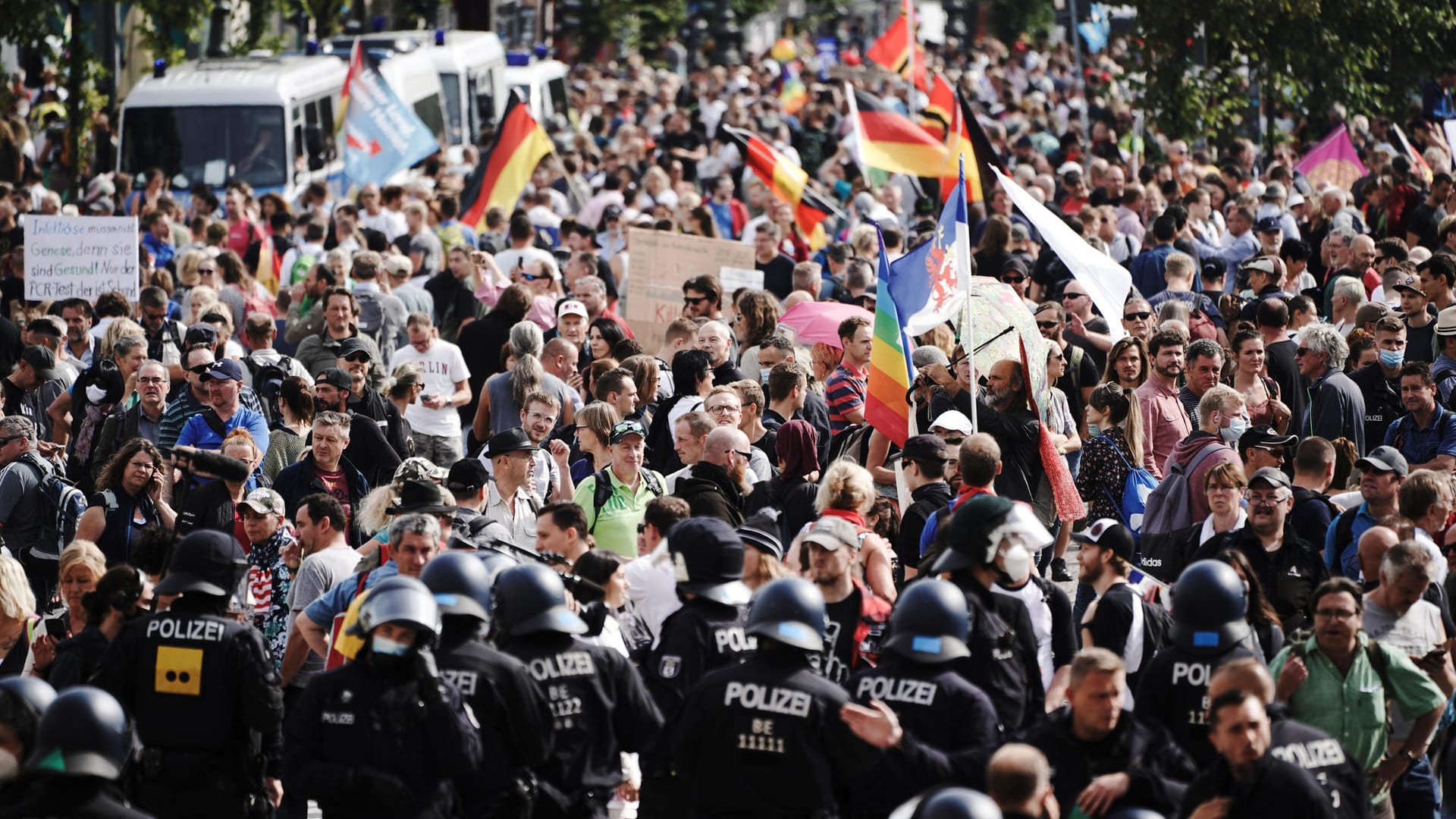 In Berlin demonstrieren Tausende Menschen gegen die Corona-Maßnahmen der Regierung. Sehen Sie hier Eindrücke aus der Hauptstadt.