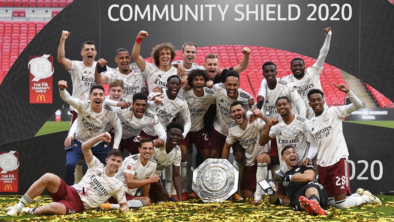 Die Spieler vom FC Arsenal feiern mit dem Pokal.