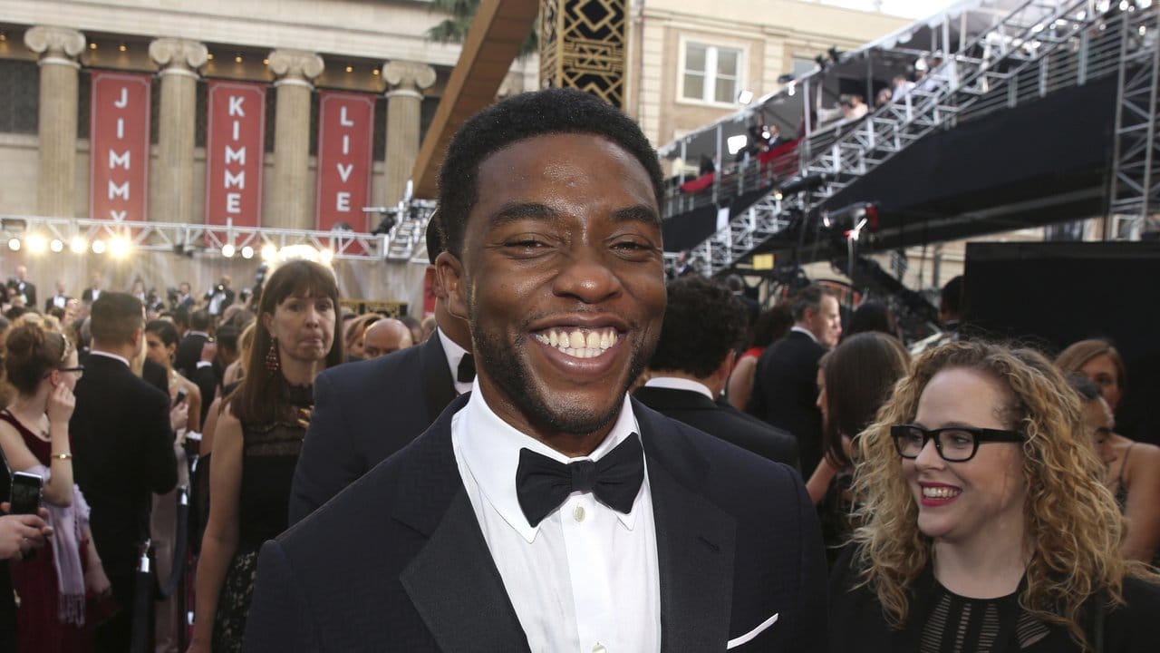 Chadwick Boseman bei der Oscar-Verleihung 2016. Chadwick Boseman bei der Oscar-Verleihung 2016.