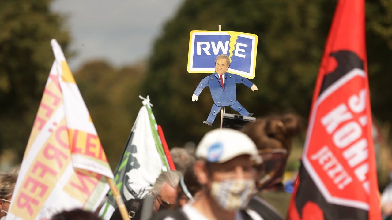 Banner und Selbstgebastelte Schilder: NRW-Ministerpräsident Armin Laschet als Marionette von RWE.