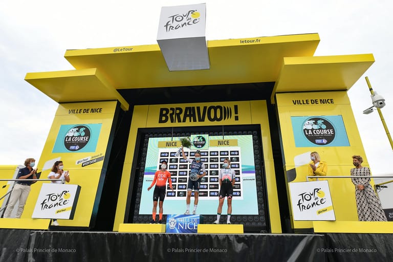 Die Farbwahl war kein Zufall. Denn das Gelbe Trikot ist mit großem Abstand das wichtigste Trikot bei der Tour de France.