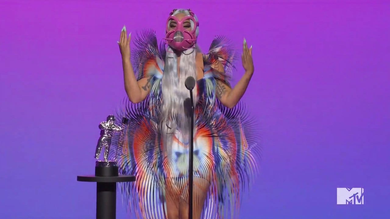 Dieses Videostandbild zeigt Lady Gaga, die während der MTV Video Music Awards den Preis für die beste gemeinsame Arbeit für "Rain on Me" annimmt. Dieses Videostandbild zeigt Lady Gaga, die während der MTV Video Music Awards den Preis für die beste gemeinsame Arbeit für "Rain on Me" annimmt.