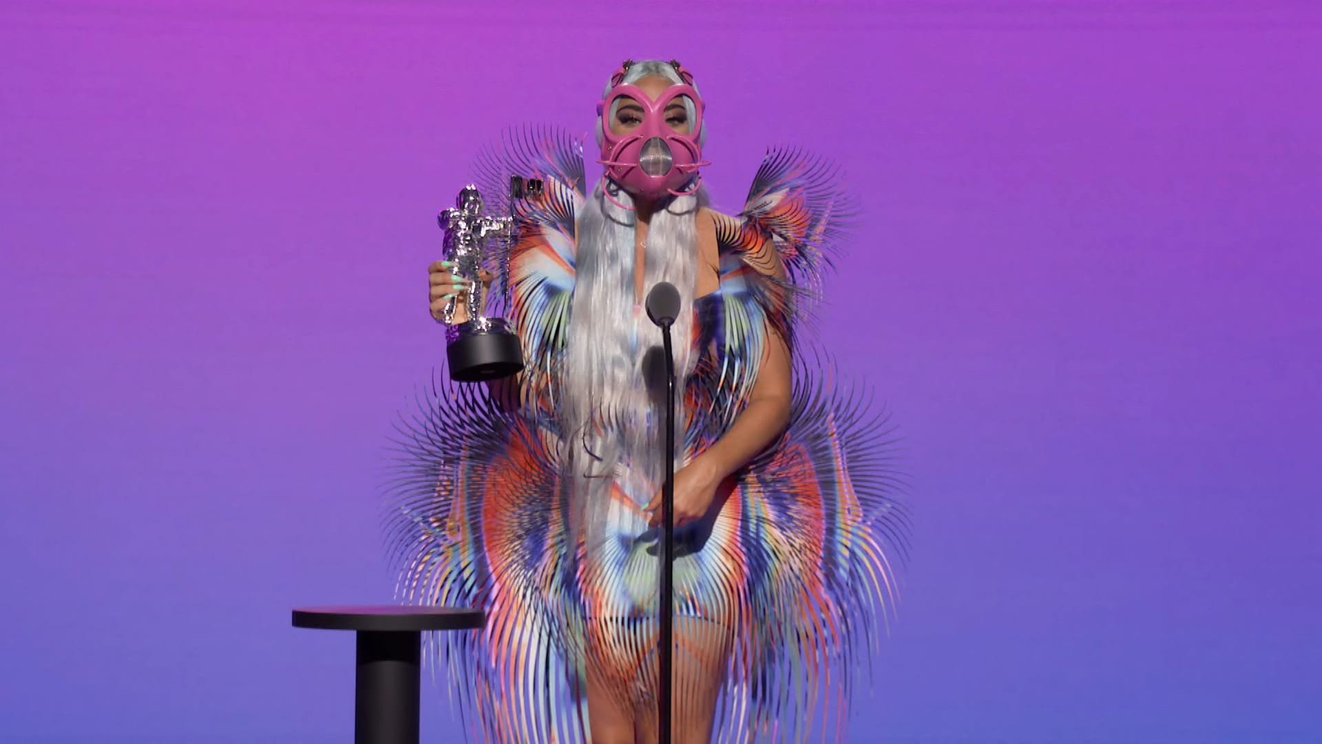 MTV Video Music Awards: Ein weiterer Award für Lady Gaga – und ein weiteres skurriles Kostüm der Künstlerin – immer mit passendem Mundschutz.