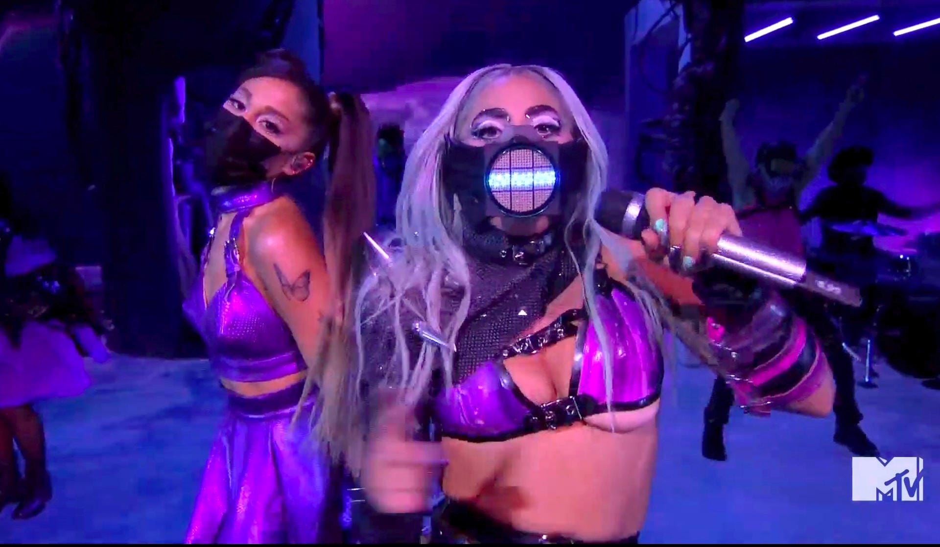 MTV Video Music Awards: Ariana Grande (l) und Lady Gaga führen den Song "Rain on Me" auf.