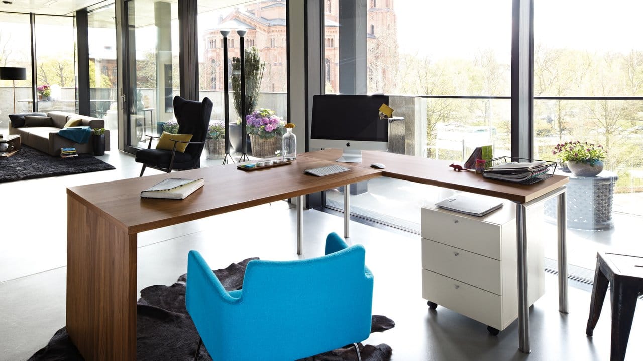 Wer Zuhause mehr Platz zur Verfügung hat, für den bietet sich ein Schreibtisch in L-Form wie dieser von Hülsta samt Stauraummöglichkeiten an.