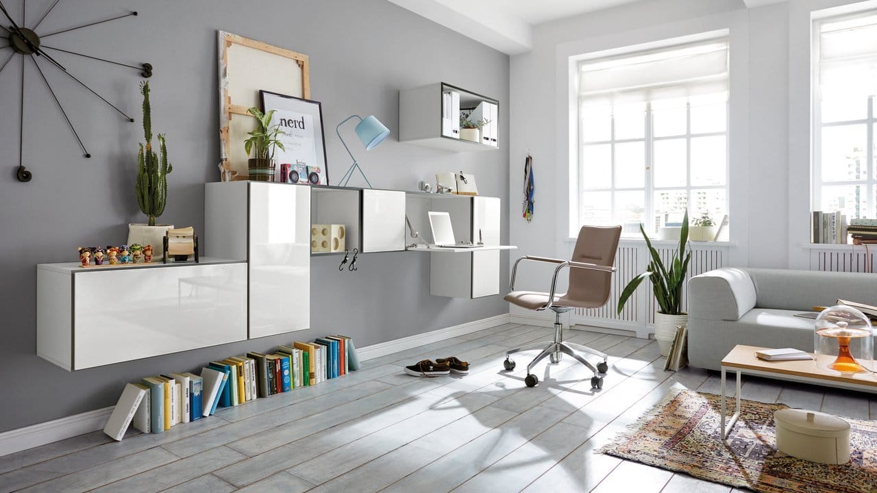 Das Büro im Wohnzimmer: Machbar ist das mit durchdachten Möbeln, die nicht zusätzlich im Weg stehen.