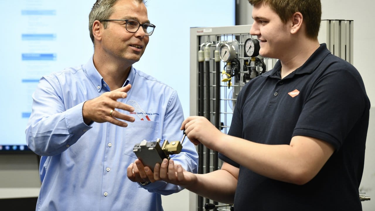 Thorsten Herkert, Technischer Ausbildungsleiter bei Knipex, erläutert dem angehenden Industriemechaniker Luca Tremper ein Werkstück. Thorsten Herkert, Technischer Ausbildungsleiter bei Knipex, erläutert dem angehenden Industriemechaniker Luca Tremper ein Werkstück.