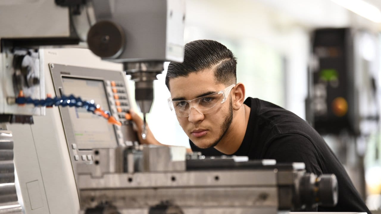 Damit alle Maschinen und Anlagen in Unternehmen reibungslos funkionieren, gibt es Industriemechaniker. Damit alle Maschinen und Anlagen in Unternehmen reibungslos funkionieren, gibt es Industriemechaniker.