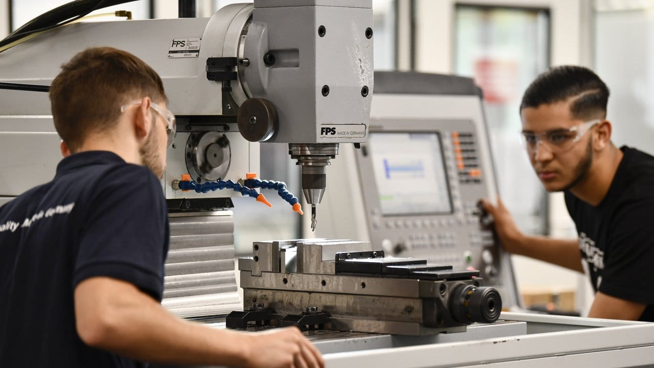 Die angehenden Industriemechaniker Noah Hecker und Mohammed Elosrouti (r. Die angehenden Industriemechaniker Noah Hecker und Mohammed Elosrouti (r.