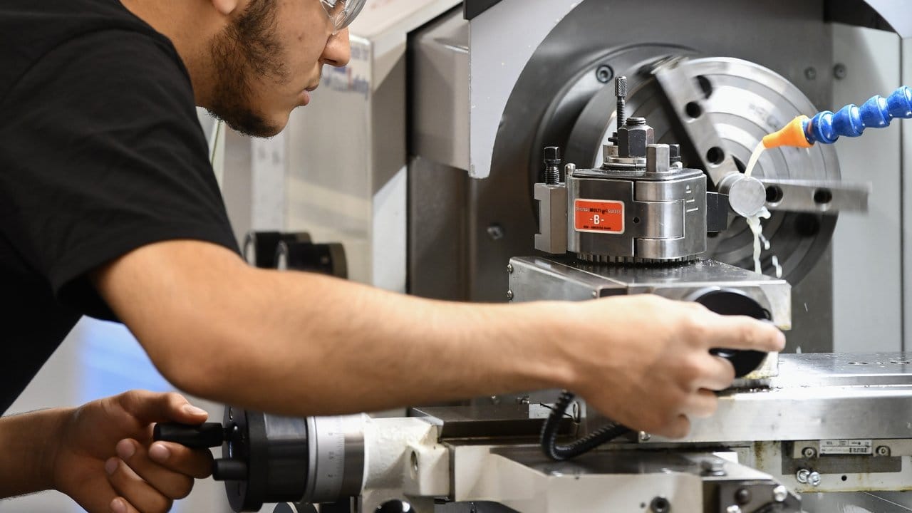 Industriemechaniker stellen zum Teil auch Bauteile oder Baugruppen für die Anlagen ihrer Betriebe her. Industriemechaniker stellen zum Teil auch Bauteile oder Baugruppen für die Anlagen ihrer Betriebe her.