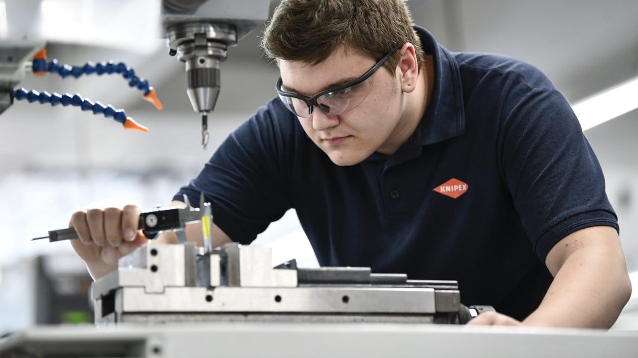 Stimmen die Abstände der Bohrung? Als angehender Industriemechaniker leistet Luca Tremper Millimeterarbeit. Stimmen die Abstände der Bohrung? Als angehender Industriemechaniker leistet Luca Tremper Millimeterarbeit.