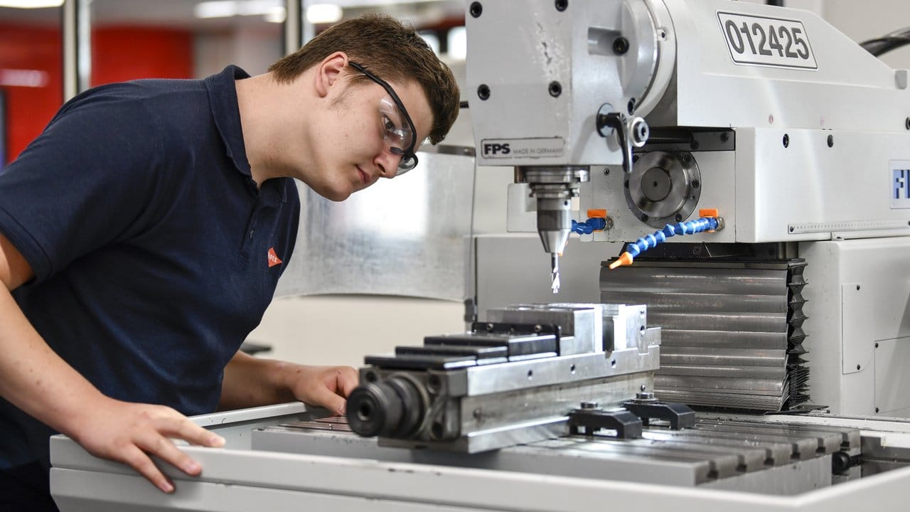 Sorgfalt ist ebenso gefragt wie technisches Verständnis: Luca Tremper lernt als angehender Industriemechaniker, worauf es bei der Kontrolle der Werkstücke ankommt. Sorgfalt ist ebenso gefragt wie technisches Verständnis: Luca Tremper lernt als angehender Industriemechaniker, worauf es bei der Kontrolle der Werkstücke ankommt.
