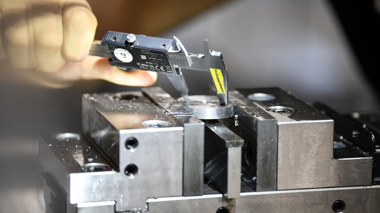 Es wird gebohrt, gefräst, gefeilt und dann kontrolliert: All das gehört zu den Grundlagen, die angehende Industriemechaniker in ihrer Ausbildung erlernen. Es wird gebohrt, gefräst, gefeilt und dann kontrolliert: All das gehört zu den Grundlagen, die angehende Industriemechaniker in ihrer Ausbildung erlernen.