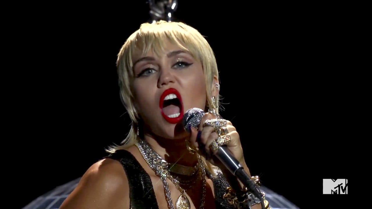 Miley Cyrus sang bei den MTV Video Music Awards ihren Song Midnight Sky". Miley Cyrus sang bei den MTV Video Music Awards ihren Song Midnight Sky".