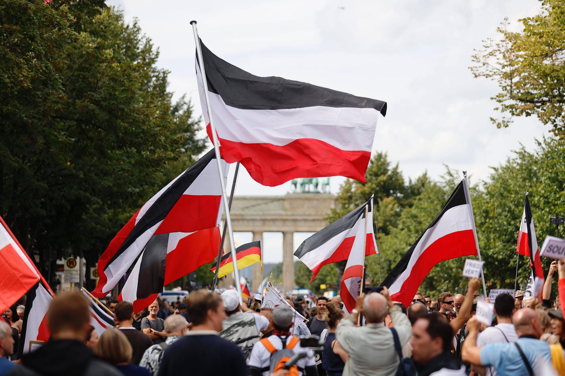 Schwarz-Weiß-Rot: Die Flagge war seit 1866 zunächst die Flagge des Norddeutschen Bundes und seit 1871 die des deutschen Kaiserreiches. Seit 1892 war sie die offizielle Nationalflagge des Deutschen Reiches. Als Reichsfahne wird sie noch heute von Rechtsextremisten getragen, da ihre Verwendung nicht strafbar ist.