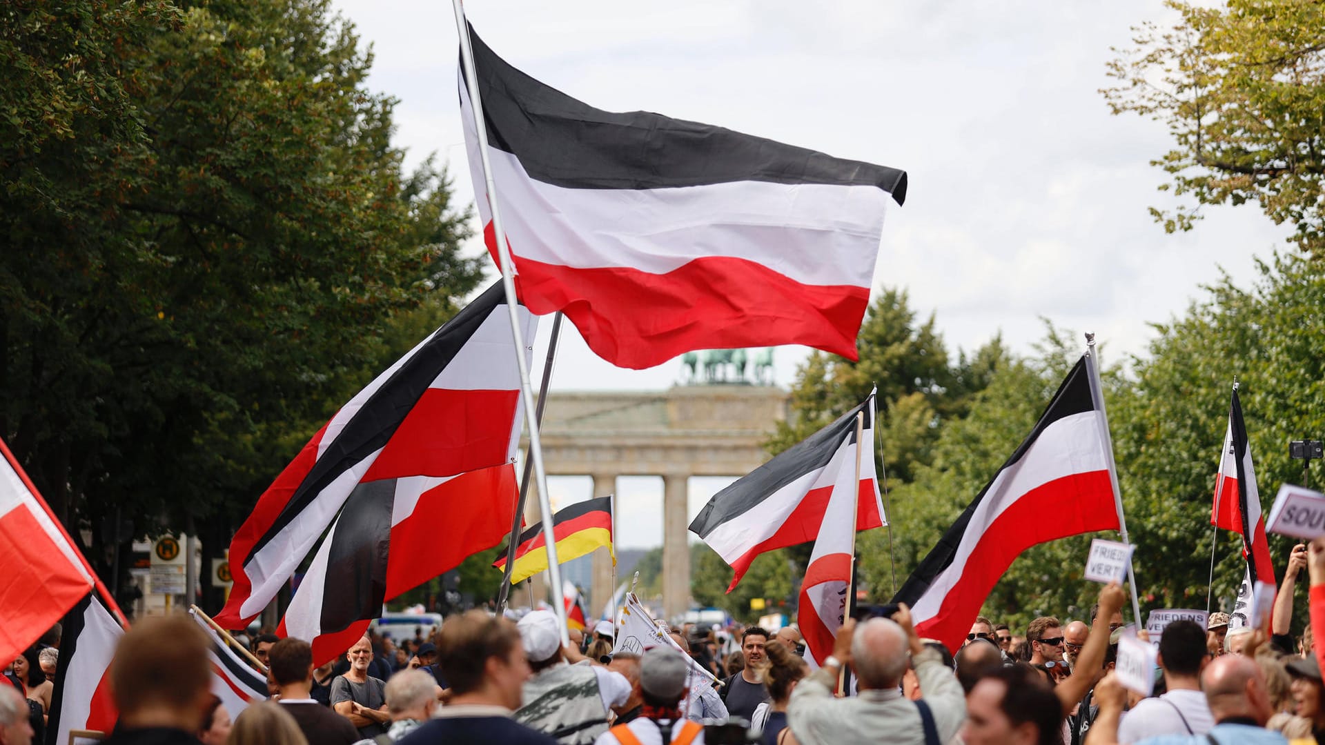 Schwarz-Weiß-Rot: Die Flagge war seit 1866 zunächst die Flagge des Norddeutschen Bundes und seit 1871 die des deutschen Kaiserreiches. Seit 1892 war sie die offizielle Nationalflagge des Deutschen Reiches. Als Reichsfahne wird sie noch heute von Rechtsextremisten getragen, da ihre Verwendung nicht strafbar ist.