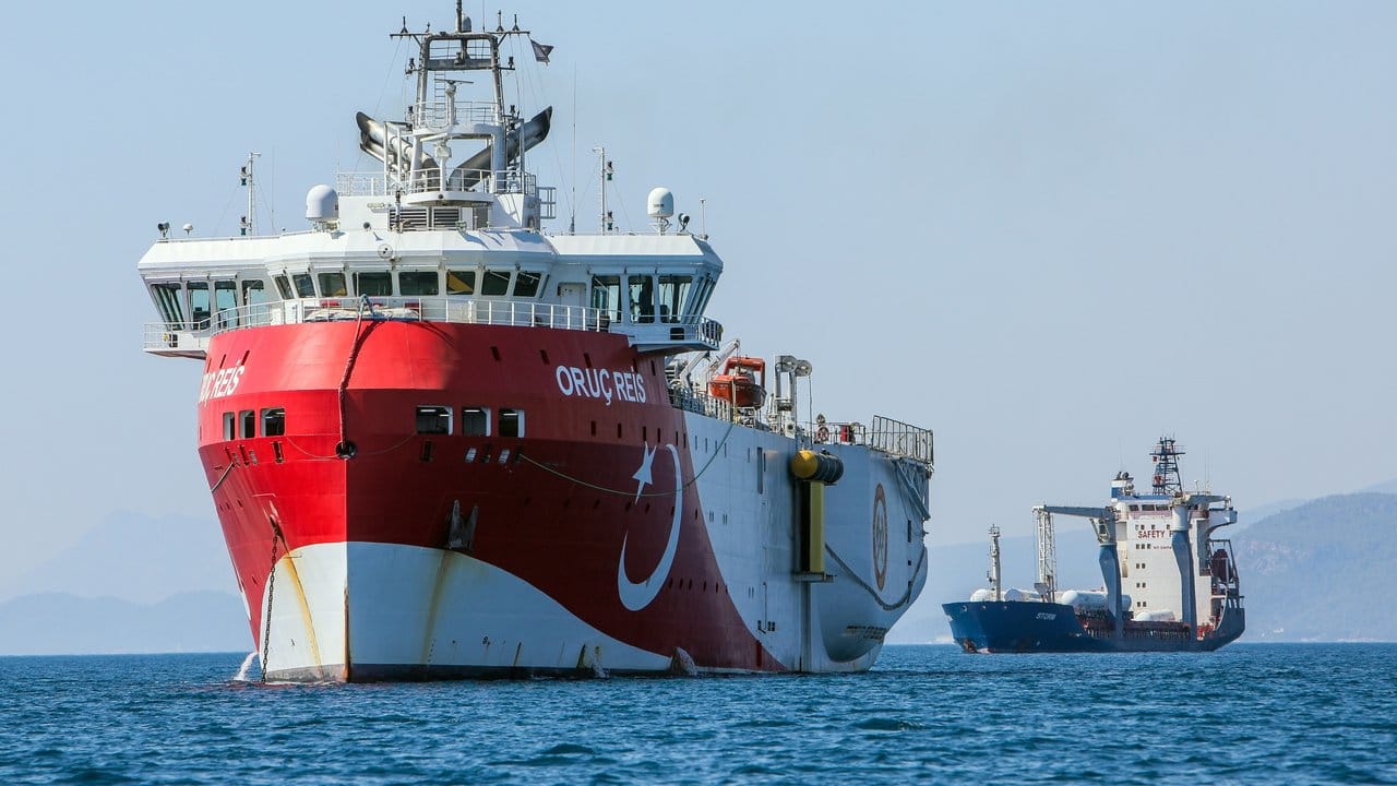 Das türkische Forschungsschiff "Oruc Reis" ankert vor der Küste Antalyas im Mittelmeer. Das türkische Forschungsschiff "Oruc Reis" ankert vor der Küste Antalyas im Mittelmeer.