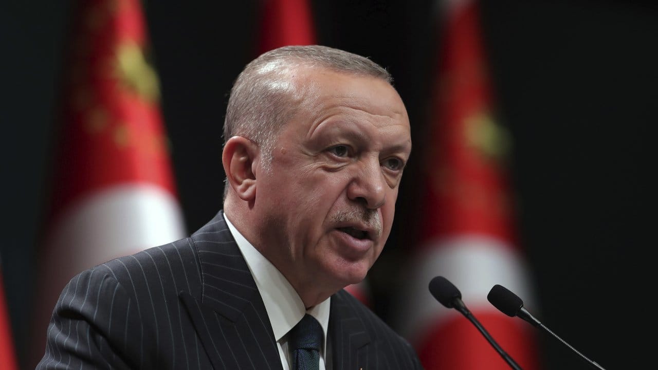 Präsident Erdogan während einer Fernsehansprache im Anschluss an eine Sitzung des türkischen Kabinetts. Präsident Erdogan während einer Fernsehansprache im Anschluss an eine Sitzung des türkischen Kabinetts.