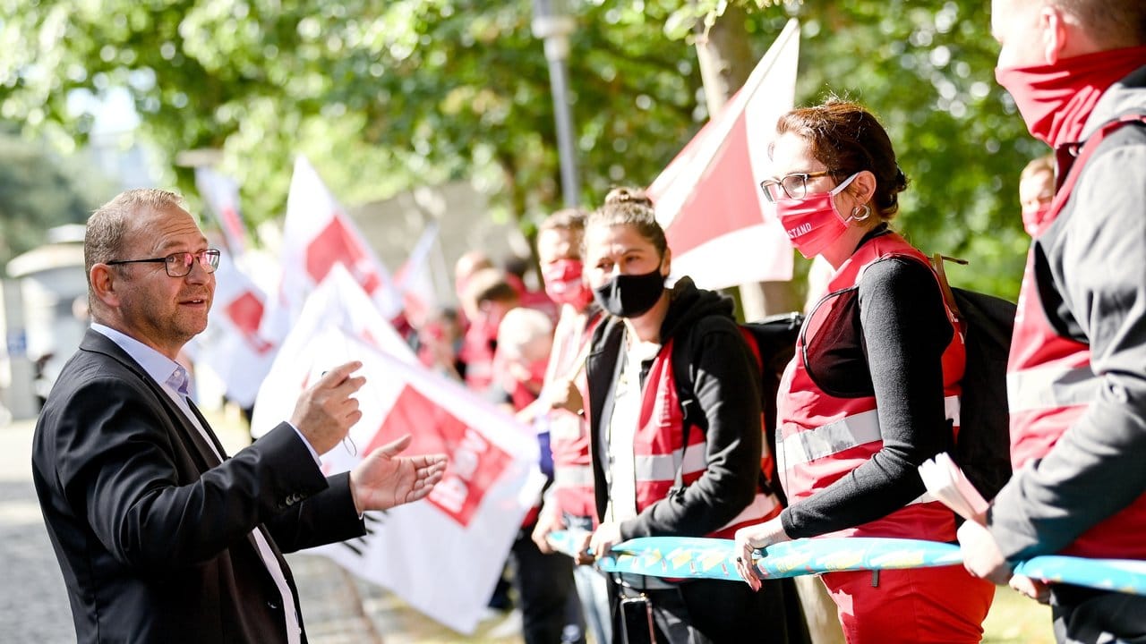 Verdi-Chef Frank Werneke kommt zur Tarifrunde im Öffentlichen Dienst von Bund und Kommunen 2020 in Potsdam. Verdi-Chef Frank Werneke kommt zur Tarifrunde im Öffentlichen Dienst von Bund und Kommunen 2020 in Potsdam.