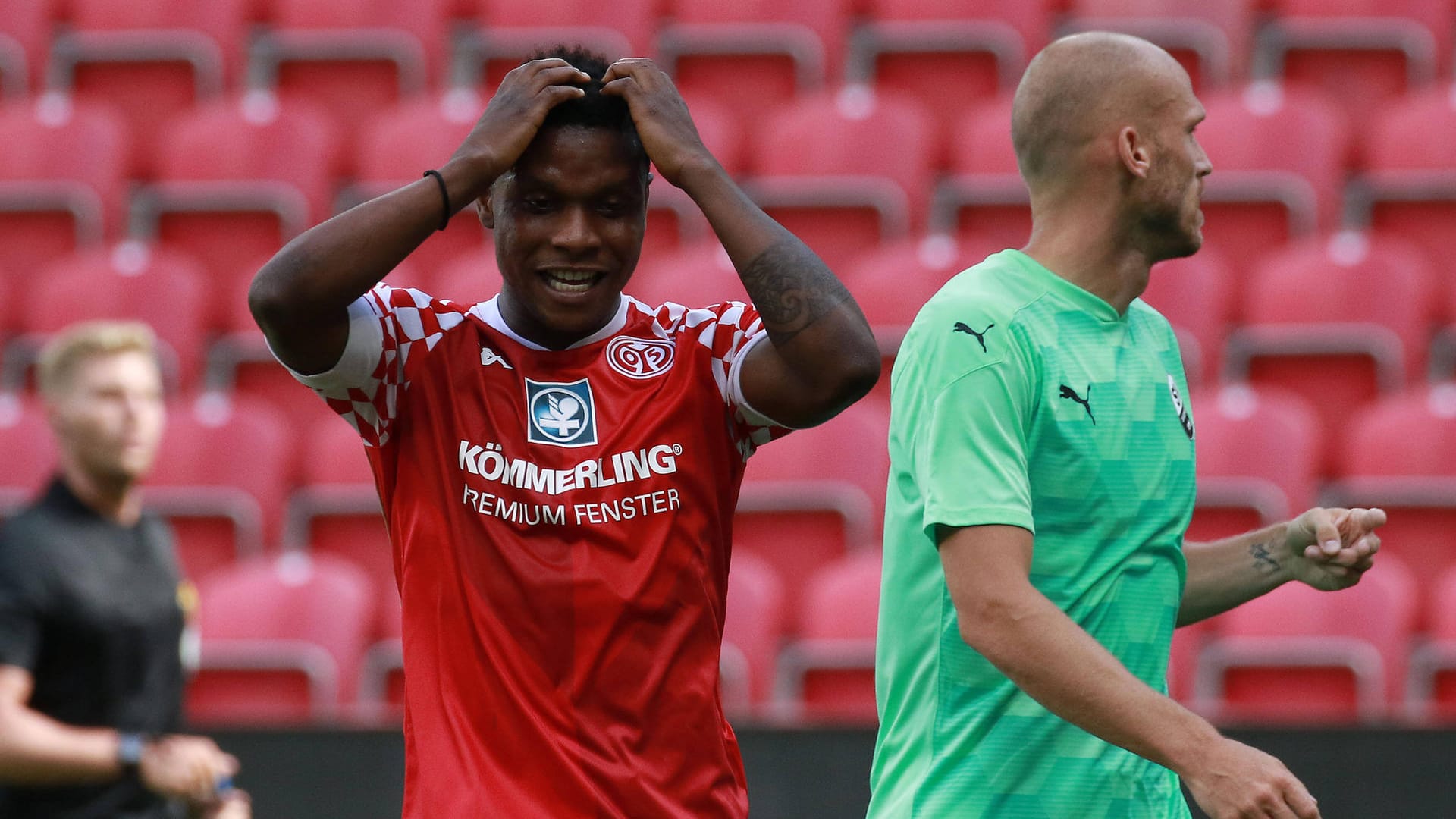 Platz 18: Mainz 05. Jetzt weiß man auch, was die Fans meinen, wenn sie singen: "Wir sind nur ein Karnevalsverein!" Man braucht sich nur das Trikot anzuschauen, das könnte tatsächlich aus einem Karnevals-Laden sein. Die zwei Rottöne auf dem Vorderteil beißen sich! Und: Ist das wirklich ein Herz, das man da sieht? Dazu die verrückten Ärmel im OP-Art Design. Ich glaube, es gibt wenig Menschen, die in so einem Design gut aussehen.