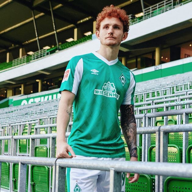 Platz 15: Werder Bremen. Das neue Trikot der Grün-Weißen sieht leider aus, als hätte man es aus zwei alten Trikots zusammengeflickt. Auf dem Vorder- und Rückenteil versucht man, die Raute spielerisch als All-Over-Druck einzusetzen – eigentlich eine schöne Idee. Eigentlich, denn hier sieht es leider aus wie der Bezug eines alten Art-Deco-Sofas. Die Schulter- und Armpartie haben dann wieder eine ganz andere Stoffoberfläche und noch dazu einen weißen Colour-Block.