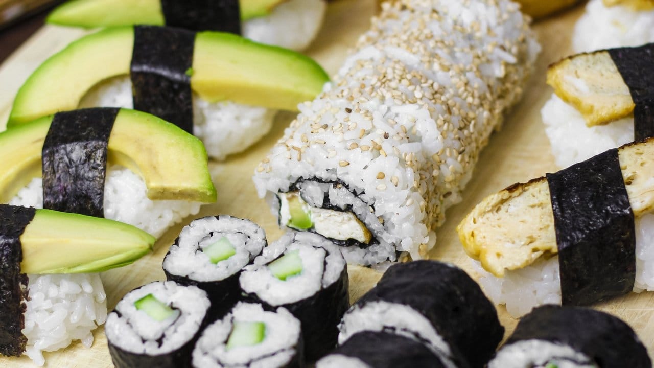 Algenblätter beim Sushi sorgen für den typischen umami-Geschmack. Algenblätter beim Sushi sorgen für den typischen umami-Geschmack.