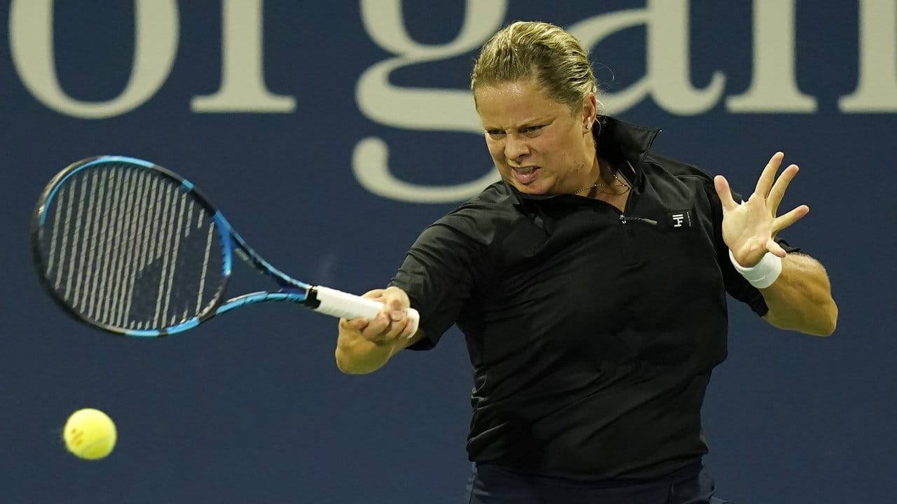 Kim Clijsters hat den ersten Sieg seit ihrem überraschenden Comeback verpasst. Kim Clijsters hat den ersten Sieg seit ihrem überraschenden Comeback verpasst.