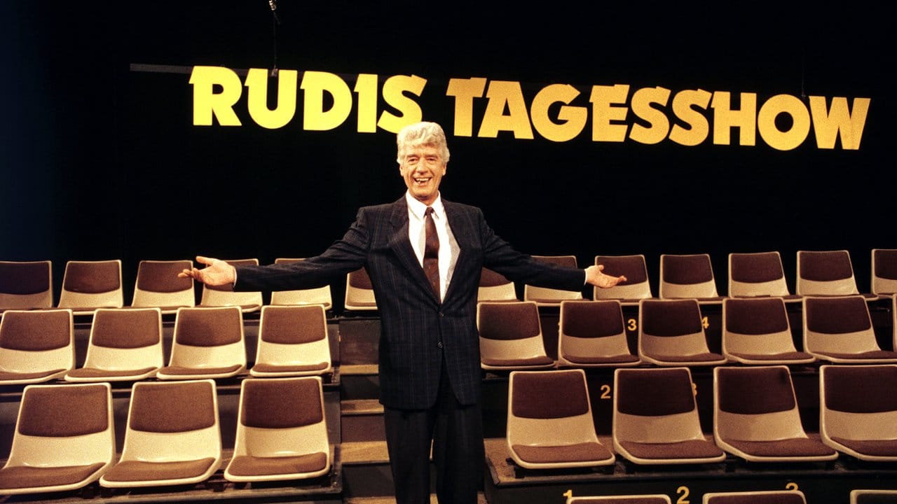 Rudi Carrell vor leeren Sitzreihen im Studio seiner Sendung "Rudis Tagesshow" (1987).