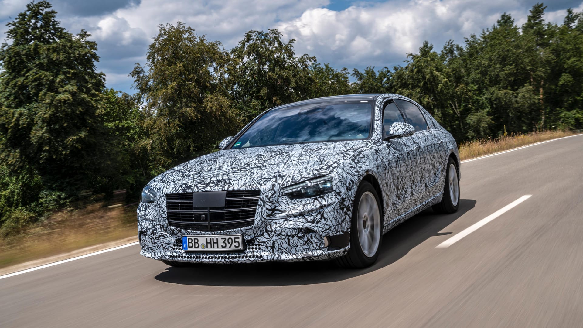 Die neue Mercedes S-Klasse steht in den Startlöchern: An Bord ist es noch leiser als bisher und man sitzt auf den neuen Sesseln, die nun auch im Fond massieren können, noch bequemer.