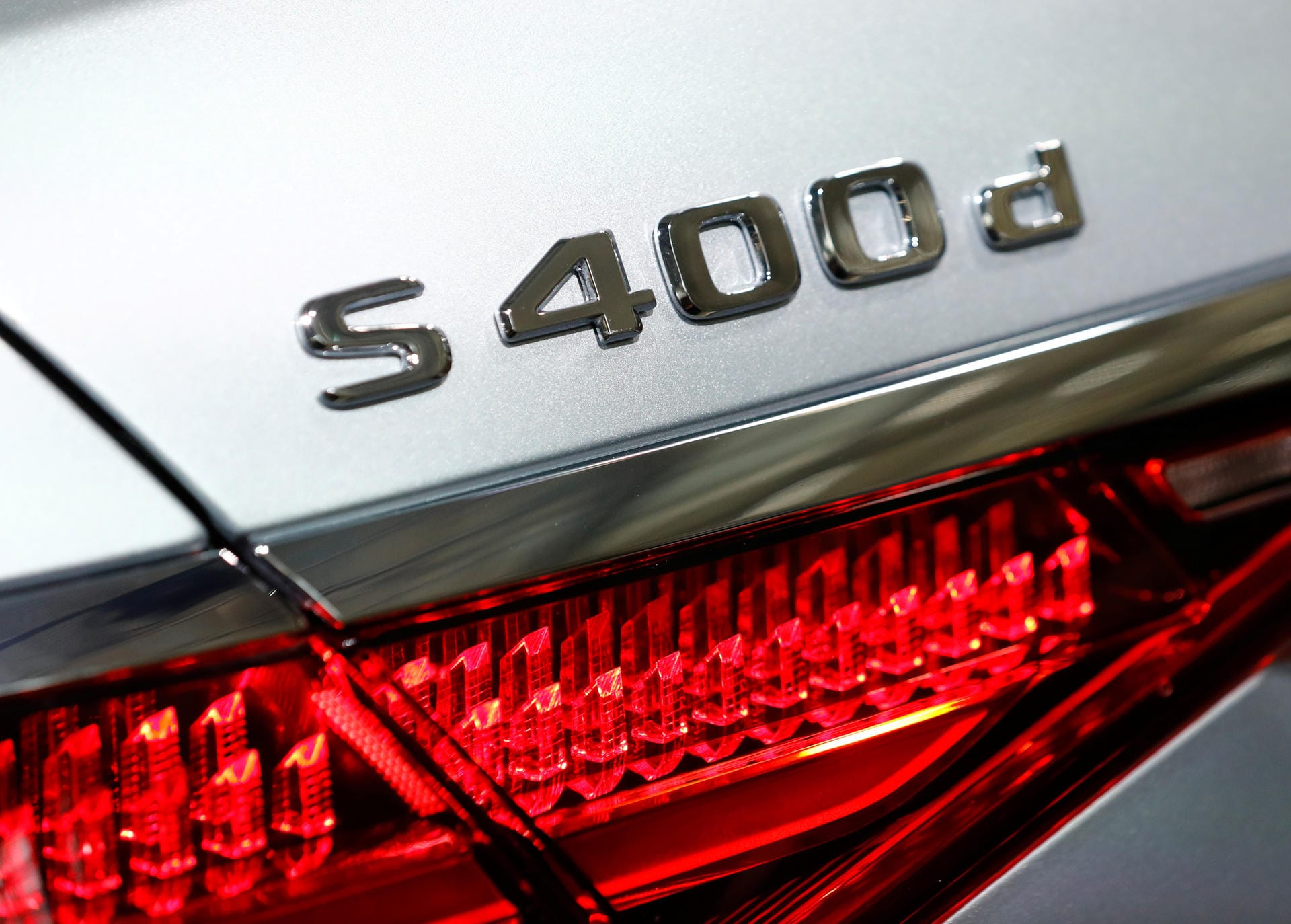 Die S-Klasse als Diesel gibt es als S 350 d mit Hinterrad- und als S 350 d 4Matic mit Allradantrieb (jeweils mit 210 kW/286 PS) sowie als S 400 d 4Matic mit 243 kW/330 PS.