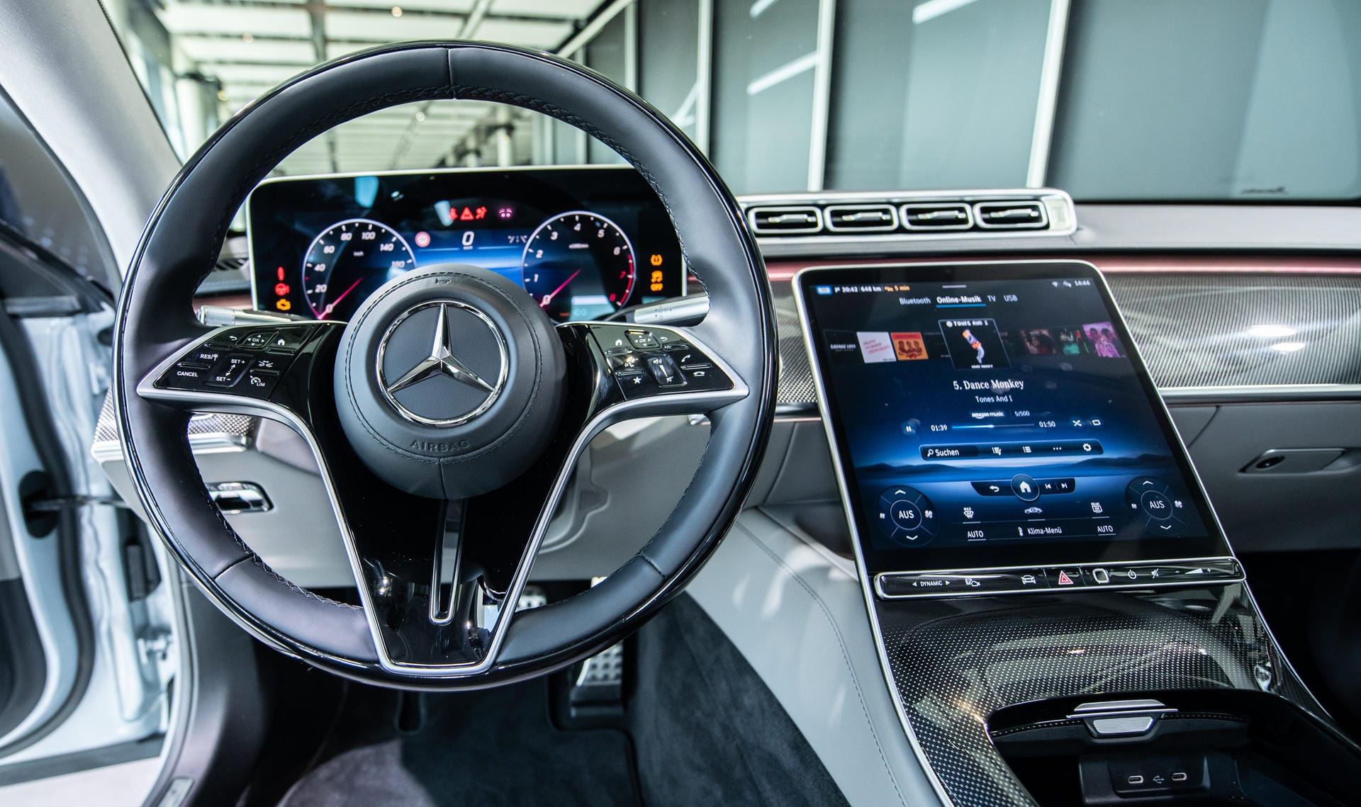 Zu den wichtigsten Innovationen der Luxuslimousine zählt Mercedes die nächste Generation des Infotainment-Systems MBUX mit neuer Bildschirmlandschaft, digitalem 3D-Cockpit, riesigem Head-up-Display und vorausschauendem Interieur-Assistenten.