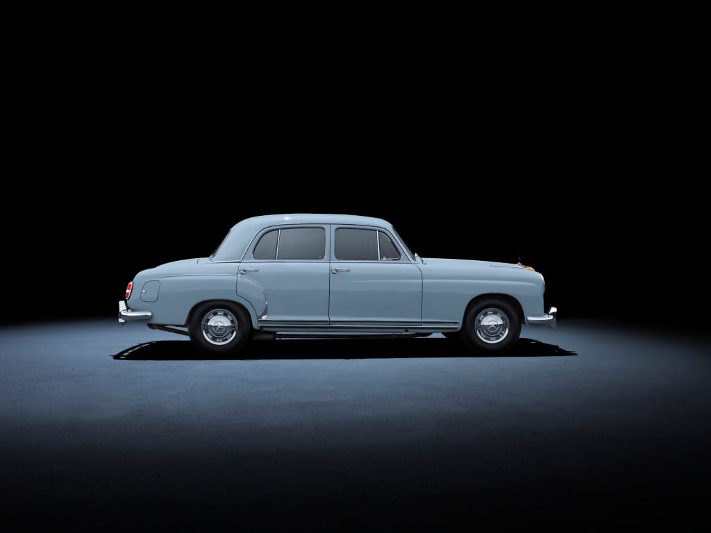 Mercedes-Benz 220 „Ponton“ (W 180, 1954 bis 1956): Studioaufnahme eines Fahrzeugs aus dem Baujahr 1955.